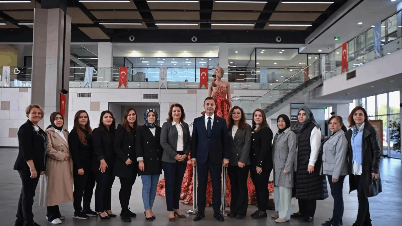 Balıkesirli kadınlardan 10 bin 10 çınar yaprağından gelinlik -