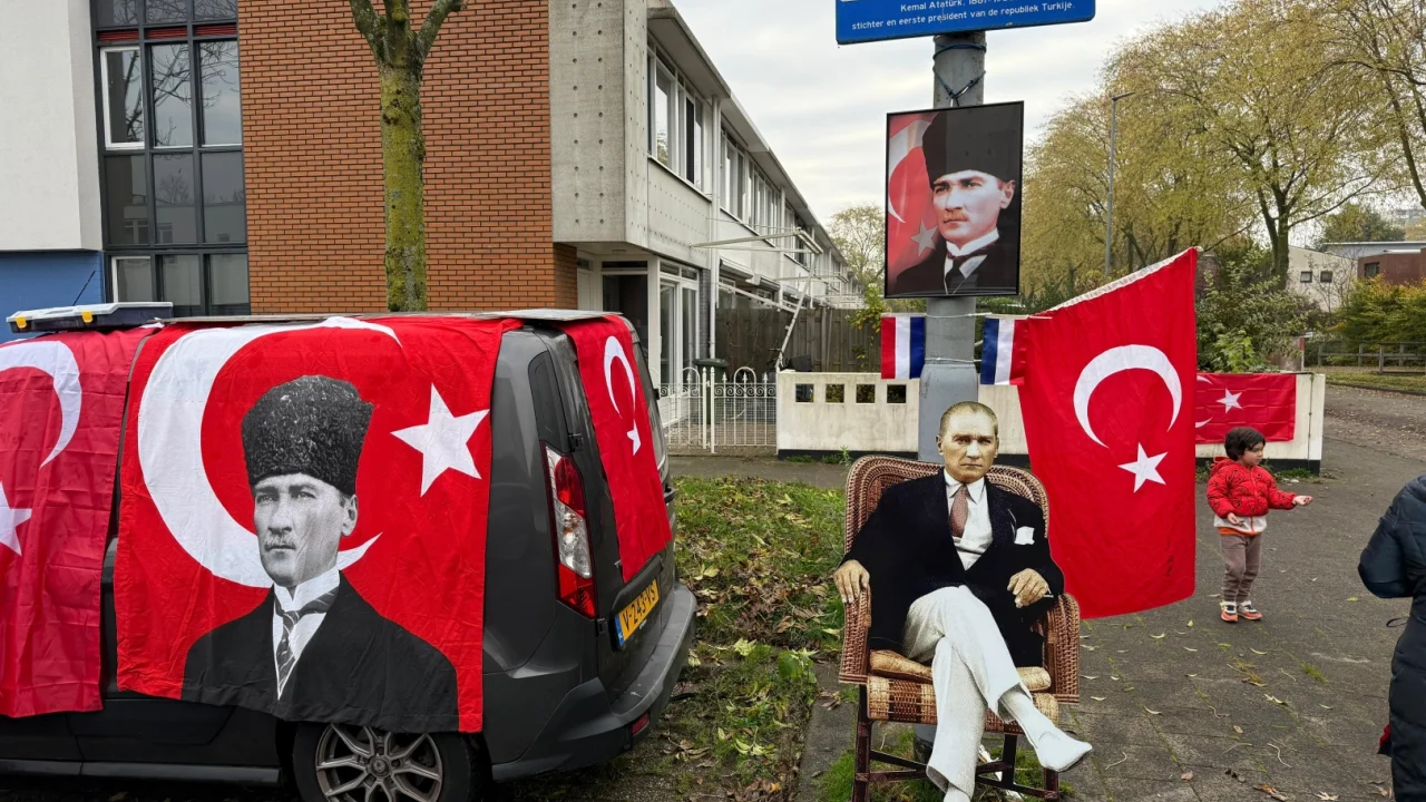 Hollanda'daki Atatürk Sokağı'nda Ata'ya özel anma -