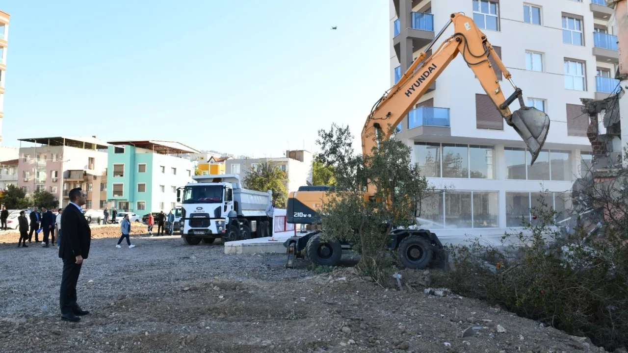 İzmir Çiğli'de Balatçık'a yeni yol... Trafiği rahatlatacak yıkımlar başladı -