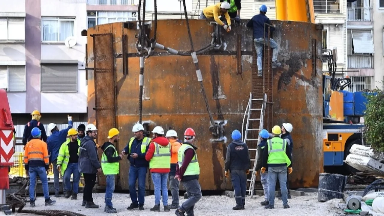 İzmir'de dev makine yeni rotası için taşınacak -