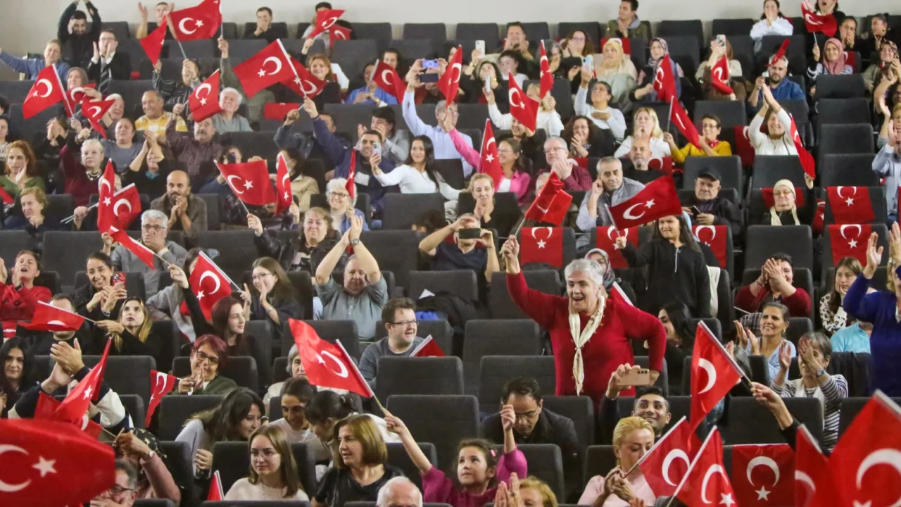 İzmir Karabağlar'da 'Atatürk' sergi, söyleşi ve konserle anıldı -