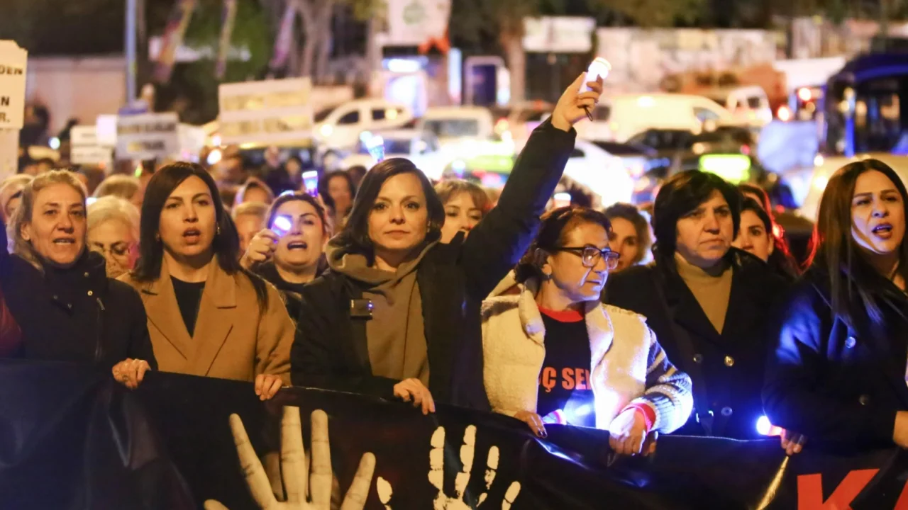 İzmirli kadınlar şiddete karşı 'tek yürek' -