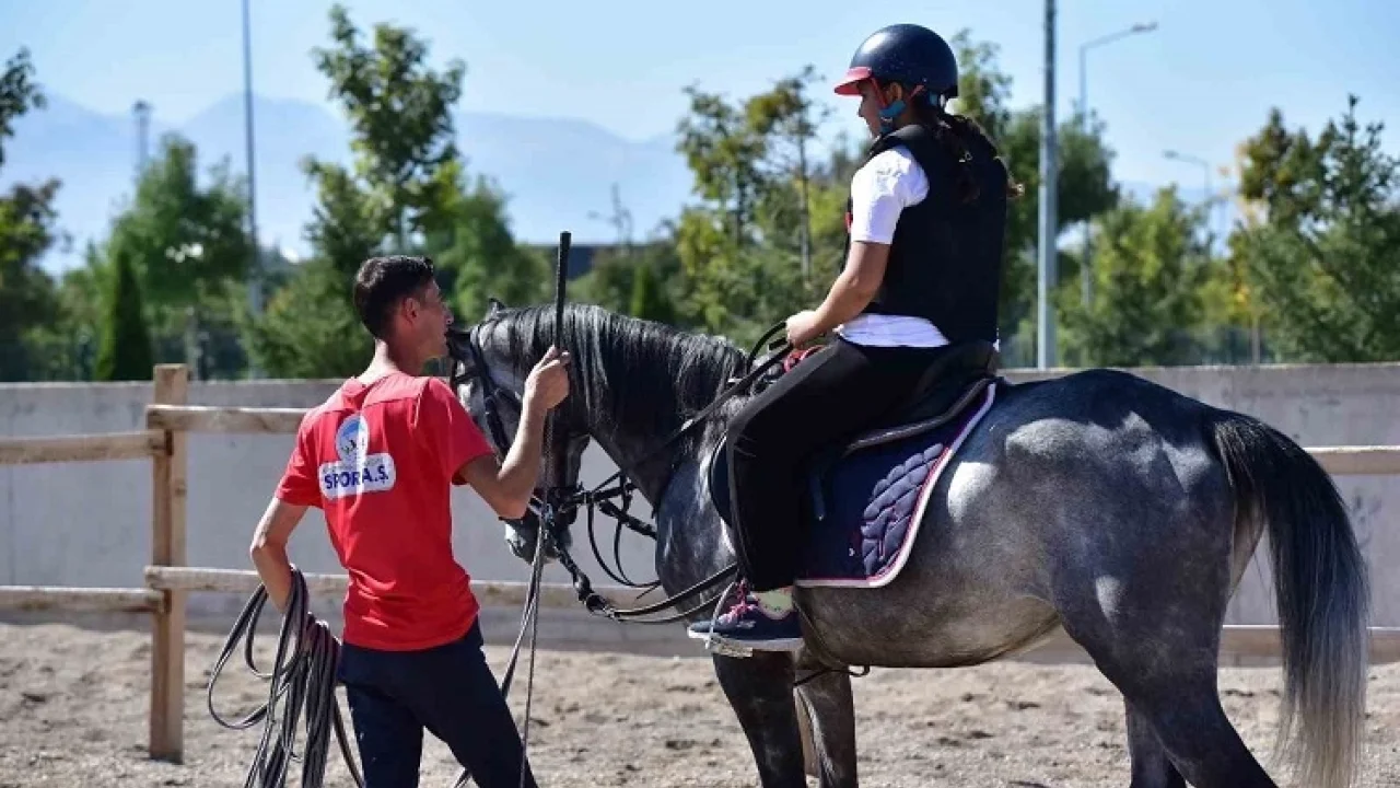 Kayseri Büyükşehir'den binicilik eğitimi -