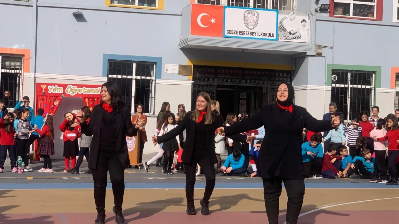 Kocaeli Gebze Eşrefbey İlkokulu'nda renkli kutlama -