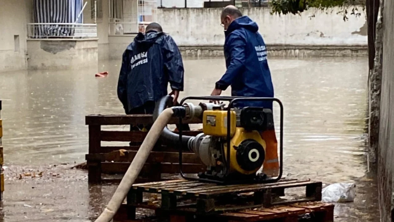 Manisa'da fırtına ve yağış ekipleri seferber etti -