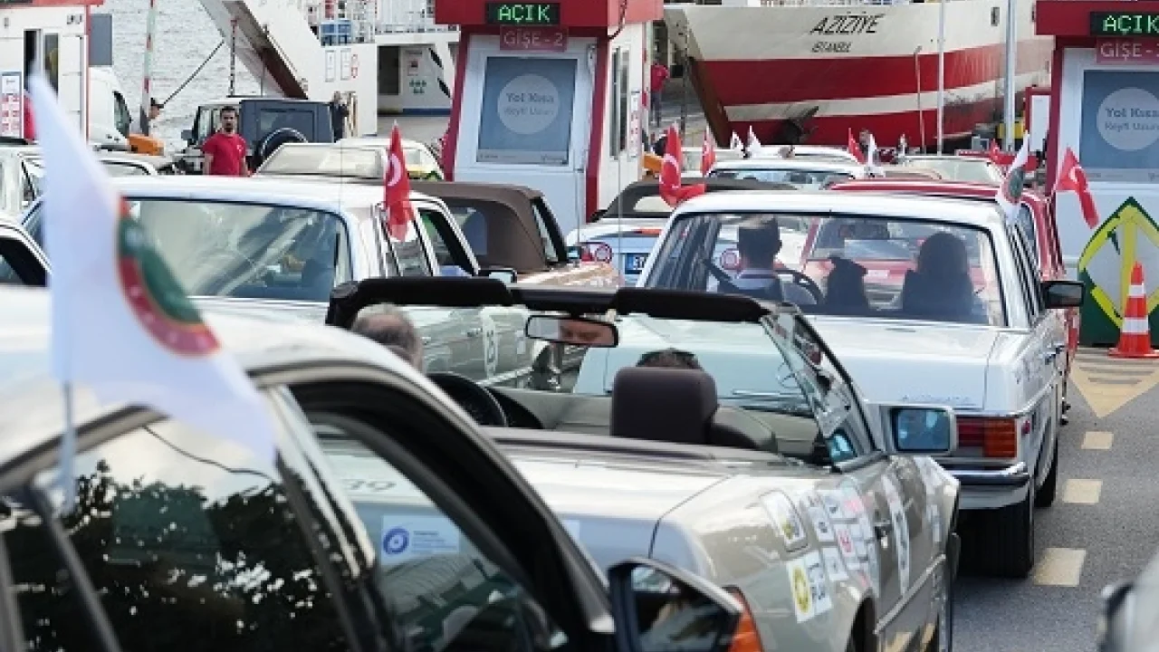 Nostaljik araçlara yol arkadaşı oldu -