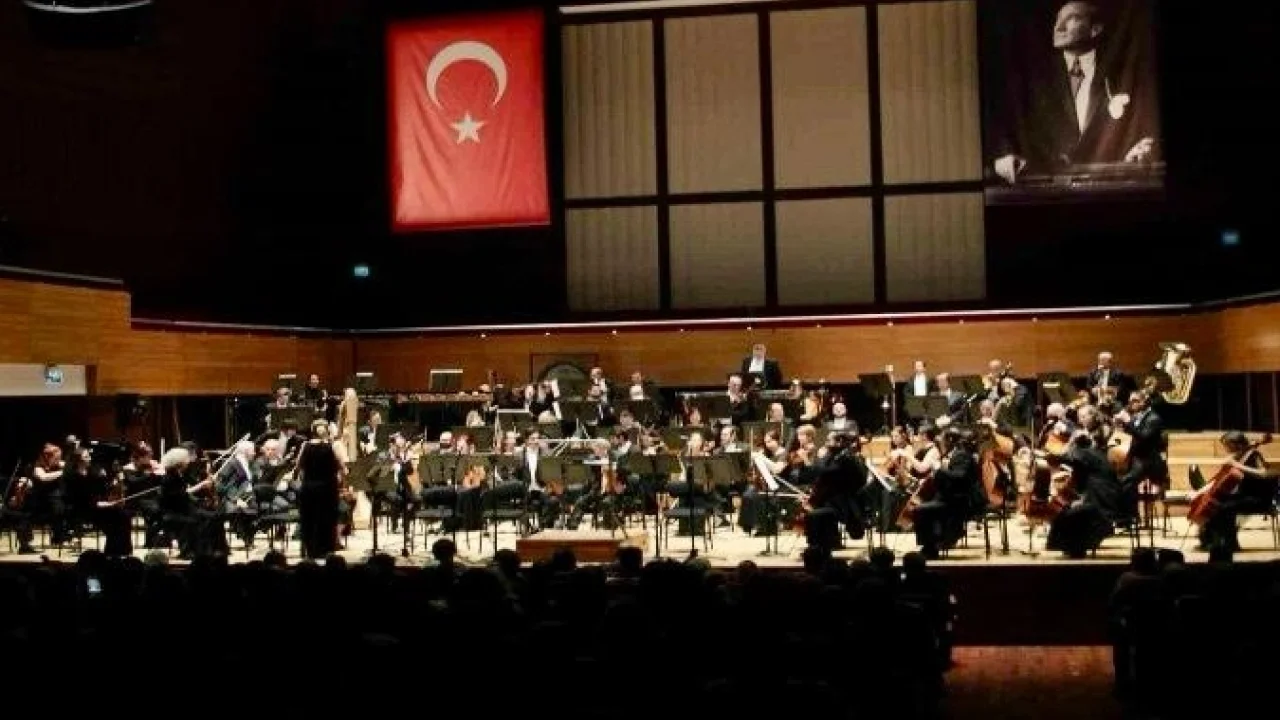 Uludağ İçecek’ten İzmir’de "Bir Ulus Uyanıyor" resitali -