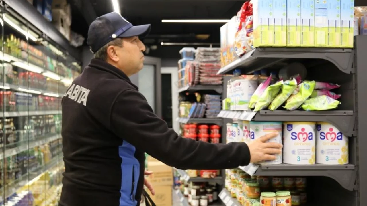 Antalya Kaş’ta zabıta ekipleri zincir marketleri denetledi