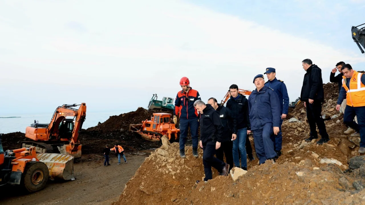 Artvin'de heyelan: Toprak altında 4 kişinin cansız bedenine ulaşıldı