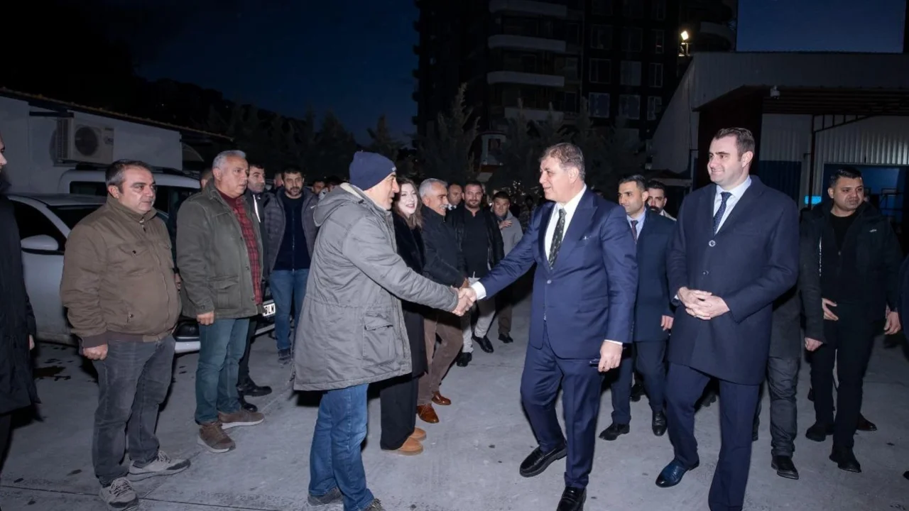 Başkan Tugay şantiyede Belediyesi emekçileriyle buluştu