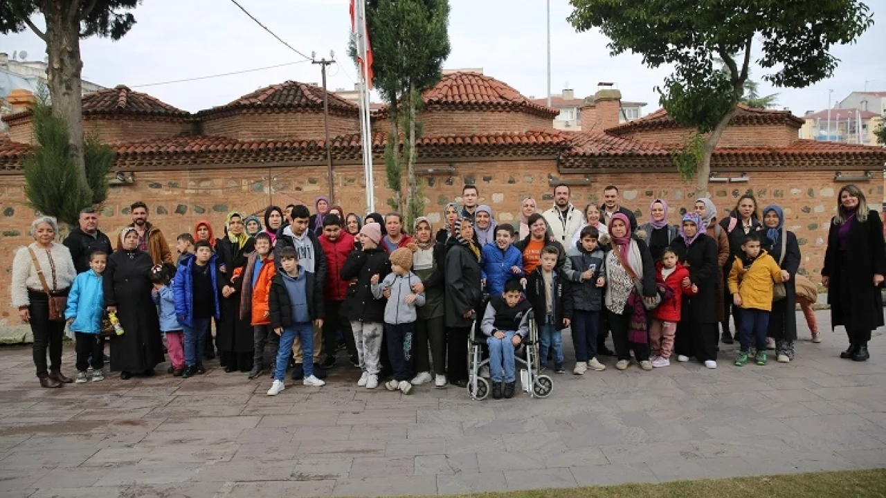 Büyükşehir’den Akhisarlı özel öğrencilere Manisa gezisi