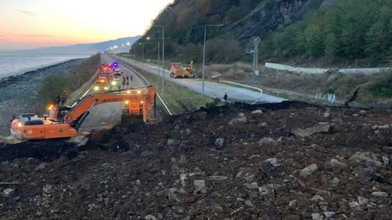 Dağ koptu yola indi! O yol çift yönlü ulaşıma kapandı!