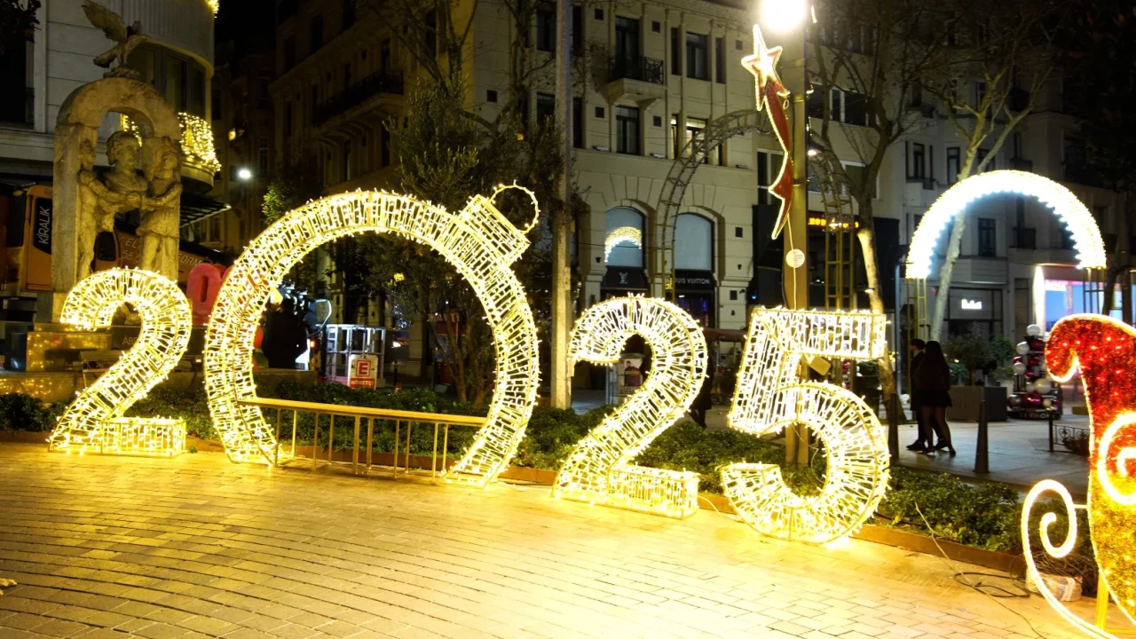 İstanbul Şişli yeni yıla ışık ve neşeyle giriyor