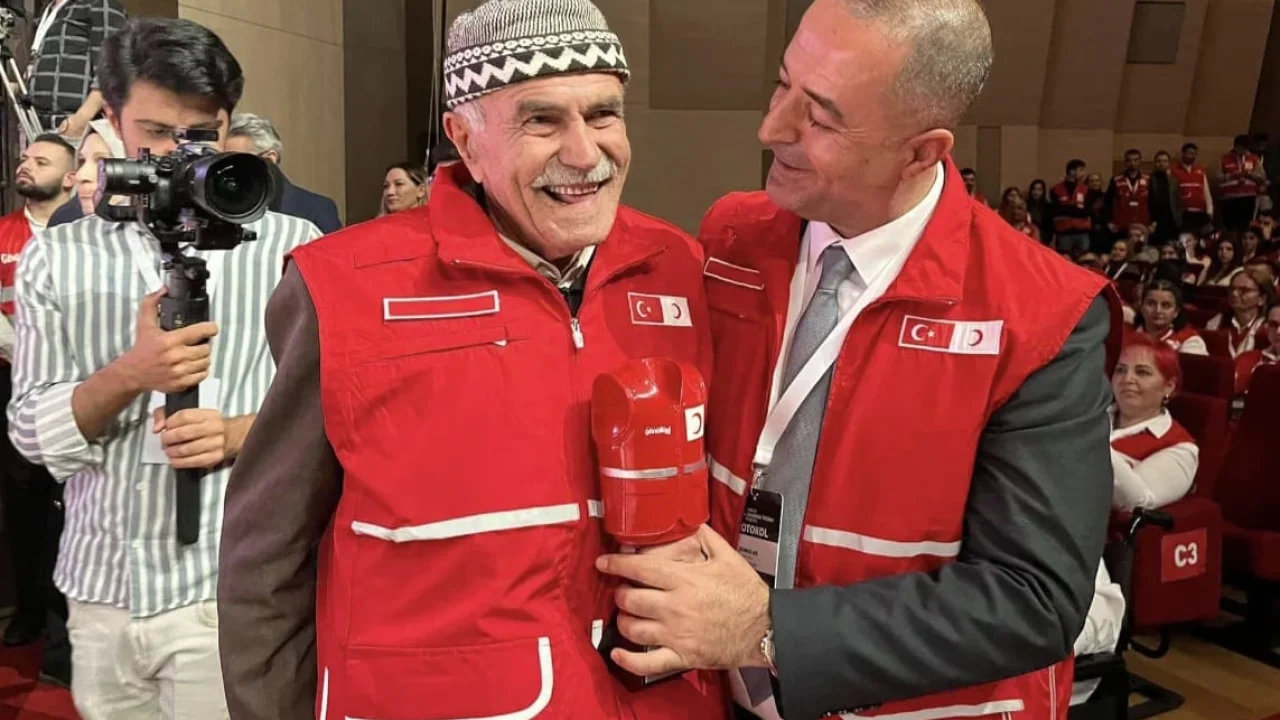 İyilik Meleği Şehmus Amca'ya Kızılay Özel Ödülü