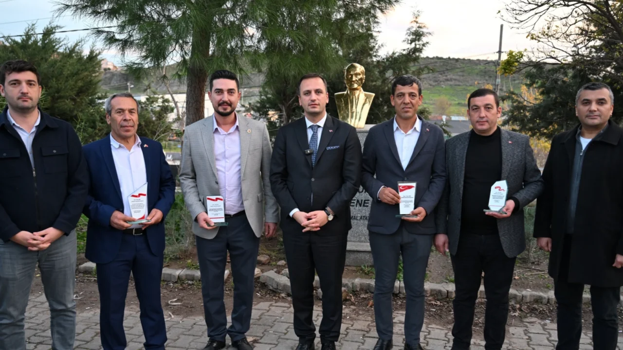İzmir Bornova’da muhtarlardan Başkan Eşki’ye teşekkür plaketi