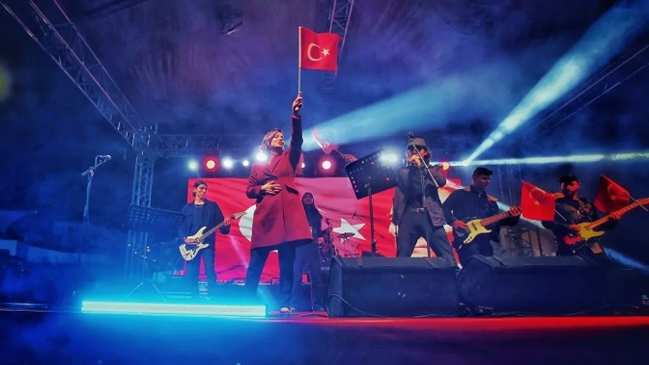 İzmir Karabağlar'da Yılbaşı Panayırı'na büyük ilgi