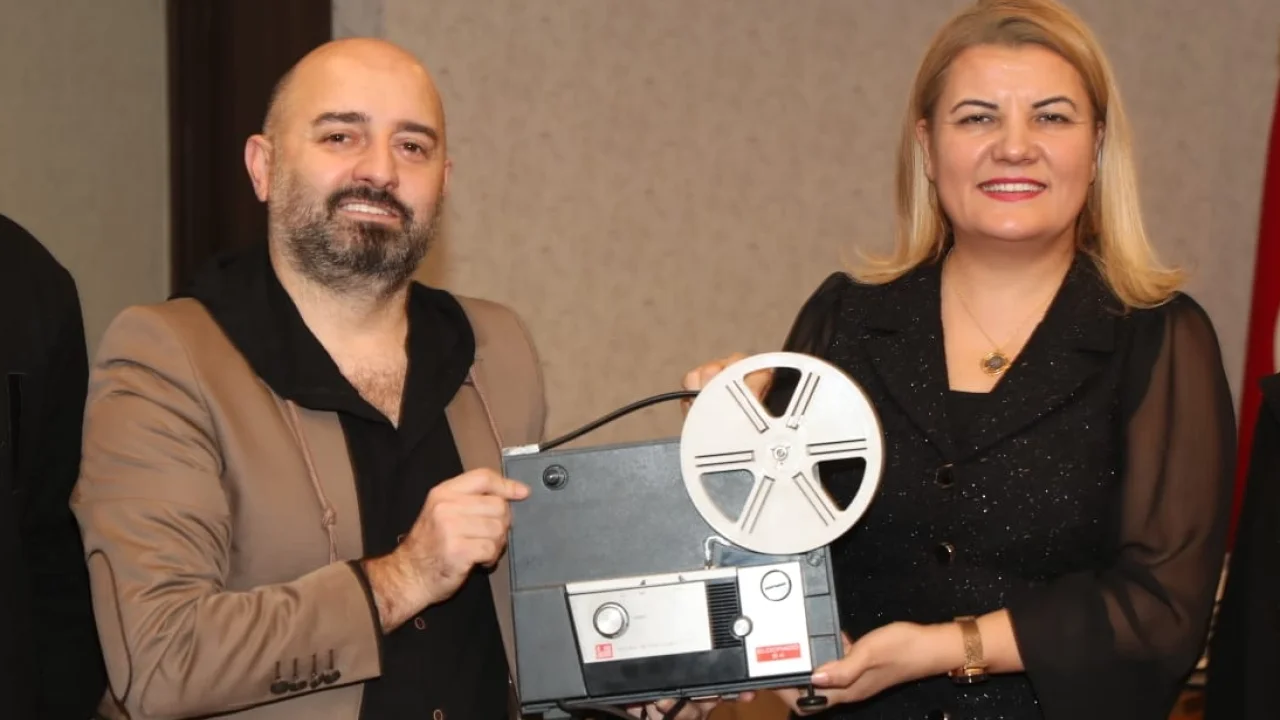 İzmit’te Oyuncak Müzesi’ne nostaljik film makinası bağışı