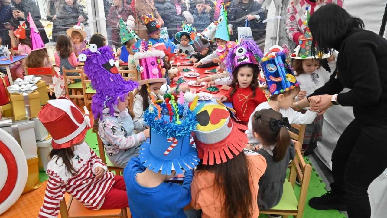 Manisalı çocuklar yeni yıl coşkusunu doyasıya yaşadı