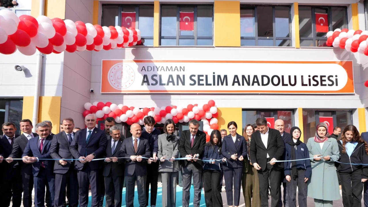 Adıyaman'da son teknoloji laboratuvara sahip Anadolu Lisesi açıldı