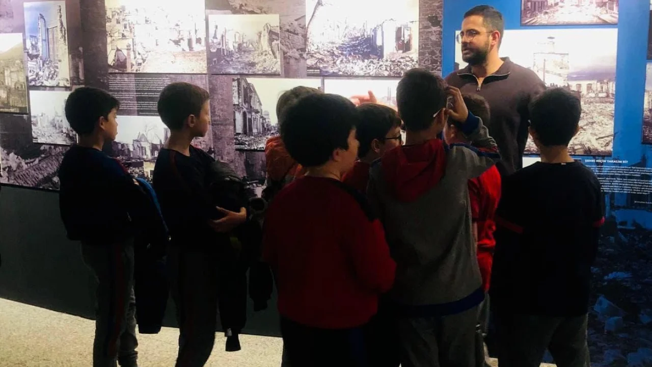 Çocuklar İzmir’in tarihini sergiler, atölyeler ve öykülerle öğreniyorlar