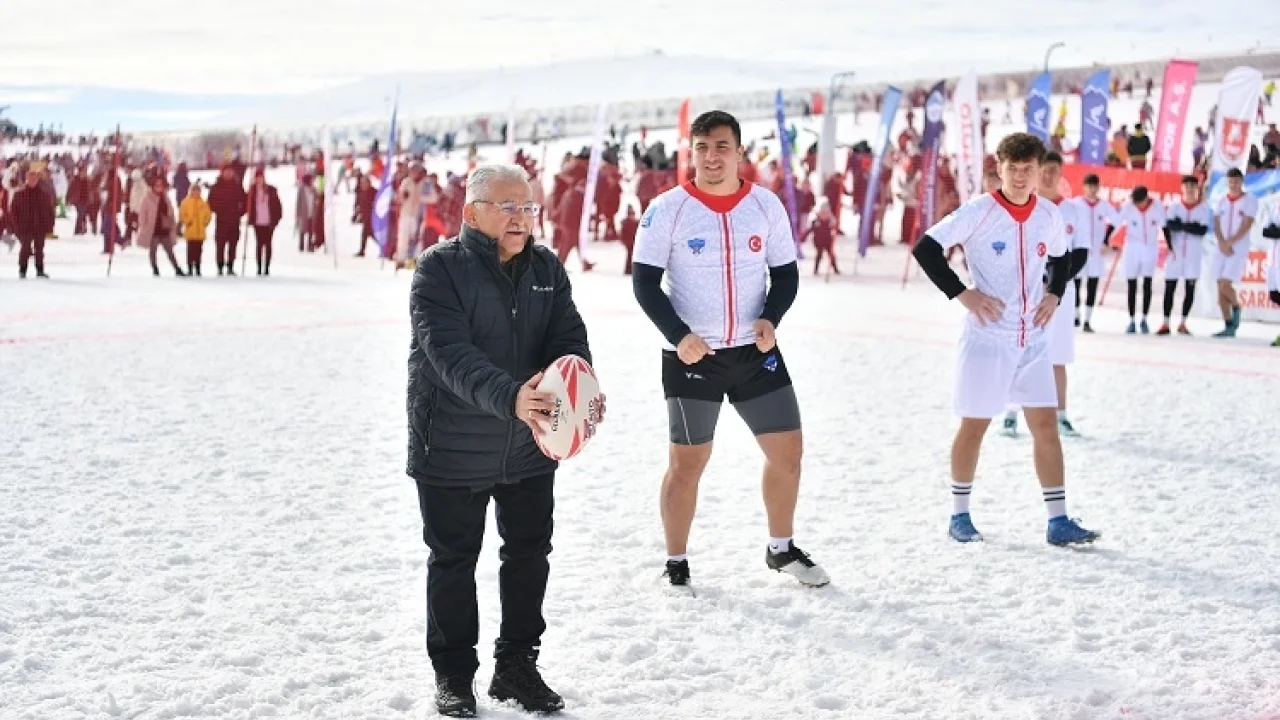Erciyes'te Kar Ragbi heyecanı yaşandı