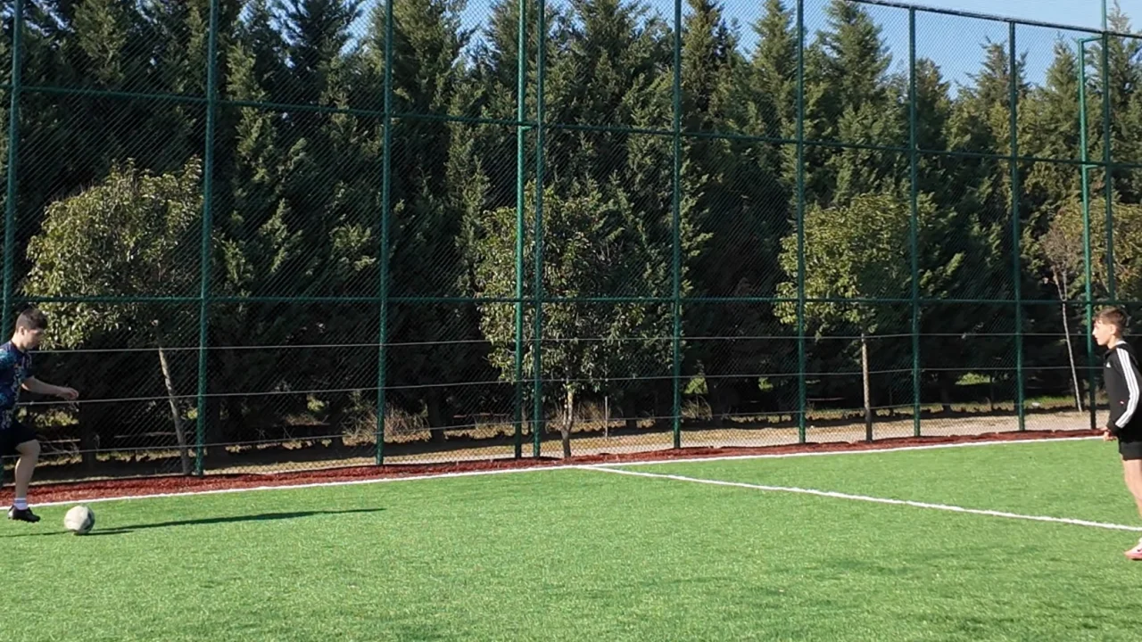 Kocaeli Çayırovalı çocuklar ara tatilde spor sahalarının keyfini çıkarıyor