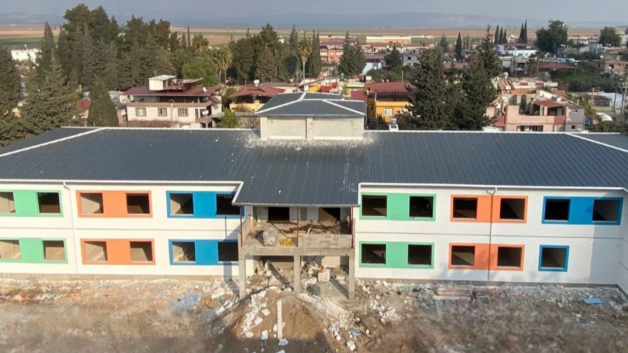 Kocaeli, elini Hatay'dan çekmedi... Hatay’daki okulun kabası bitti, ince işçiliği başladı