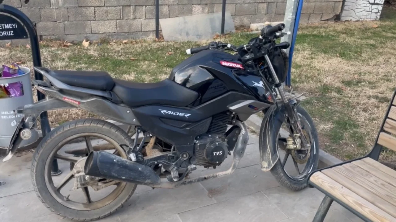 Adıyaman polisi çalınan motosiklet sahibine teslim etti