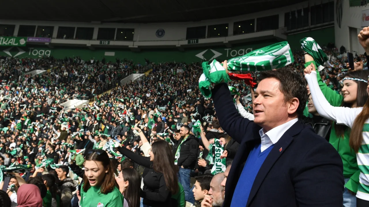 Başkan Aydın, Bursaspor’un maçını öğrencilerle birlikte izledi