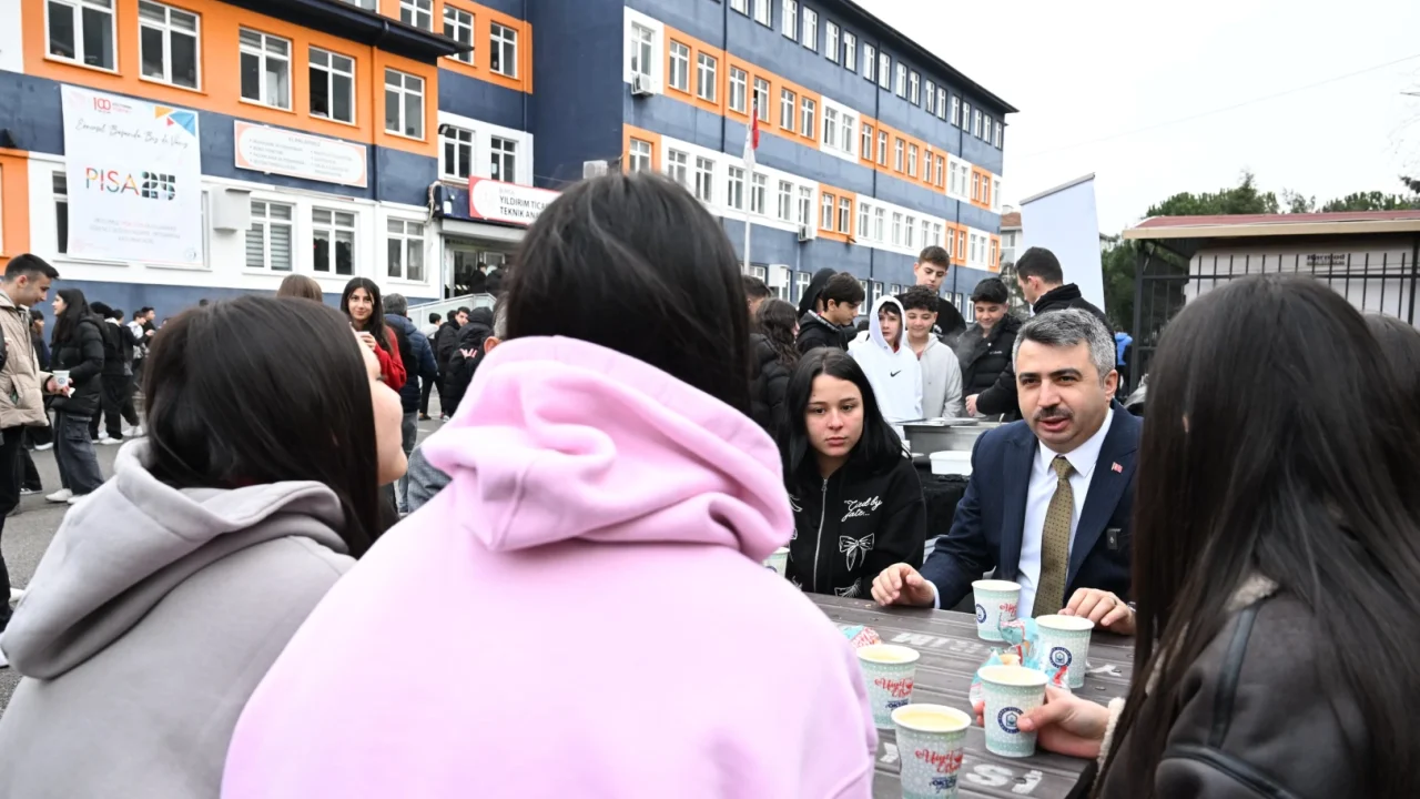 Bursa'da Başkan Yılmaz hafta mesaisine öğrencilerle başladı