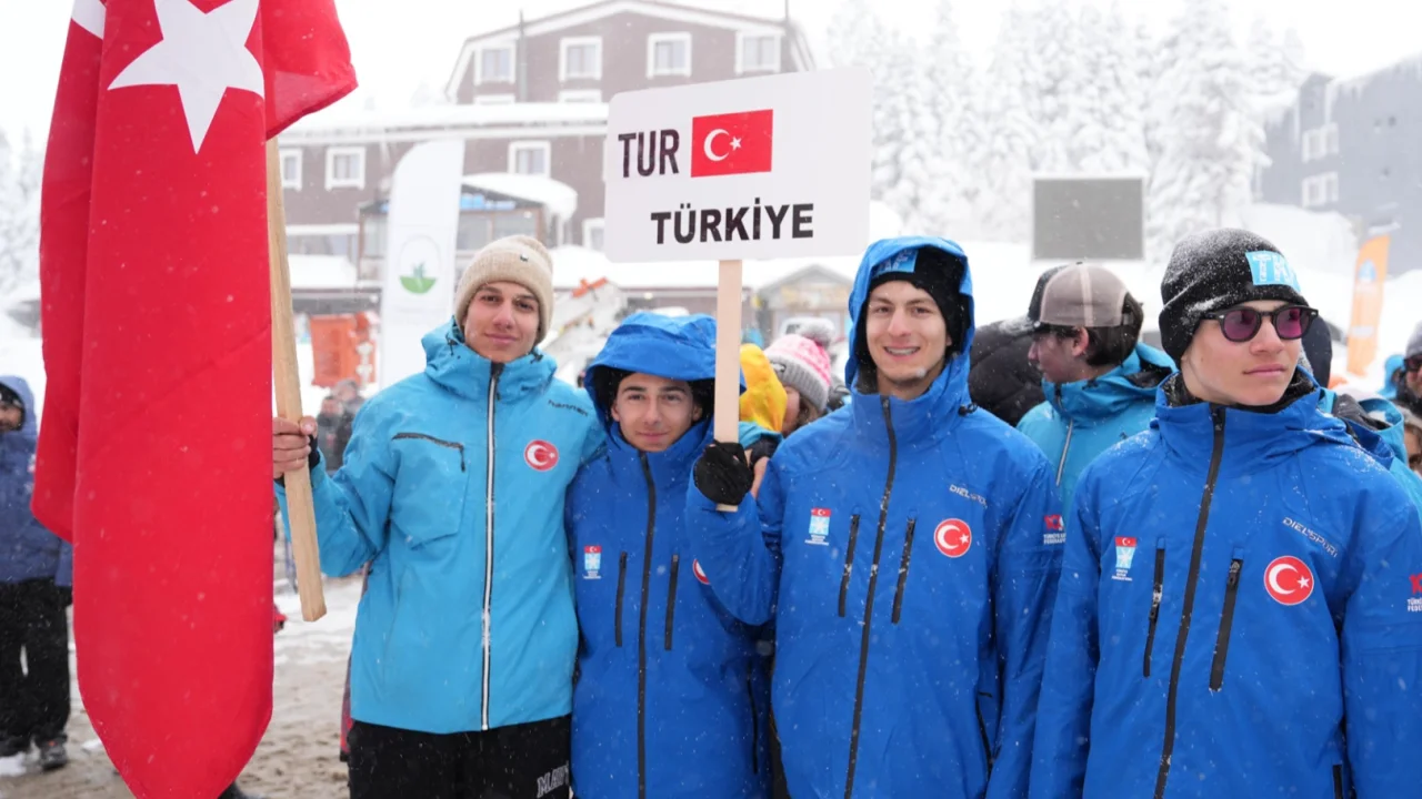 Bursa'da genç kayakçılar piste çıktı