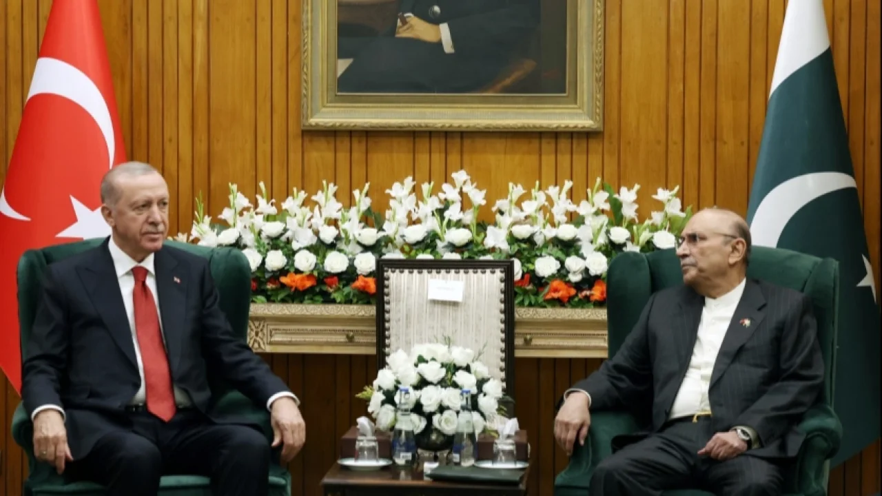 Cumhurbaşkanı Erdoğan, Pakistan'da mevkidaşı ile görüştü
