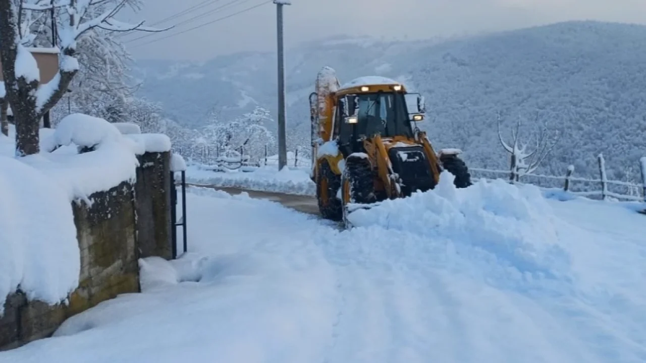 Düzce'de kapalı köy yollarında yol açma çalışmaları devam ediyor