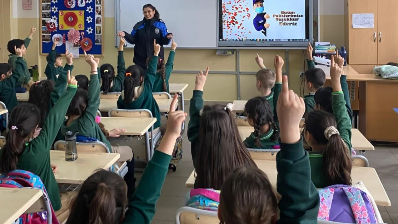 Edirne Keşan polisinden öğrencilere meslek tanıtımı