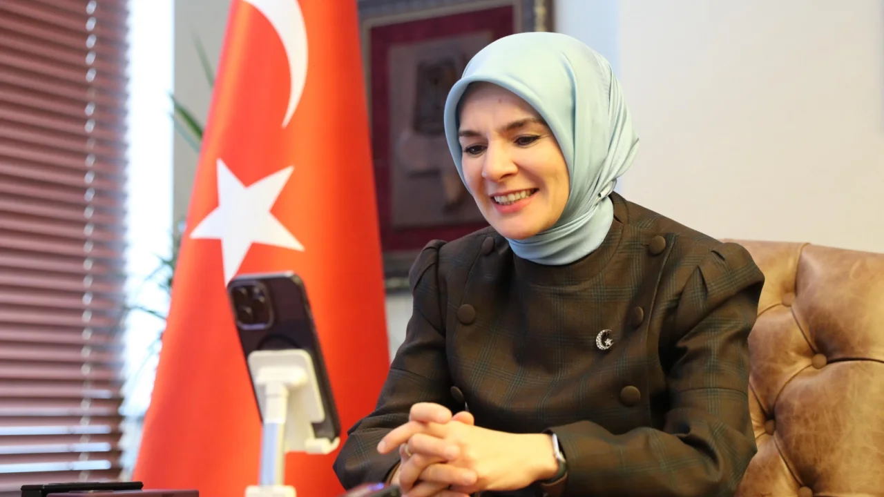 'Fon'la yuva kuran ailenin ilk bebeğine Bakan Göktaş'tan tebrik
