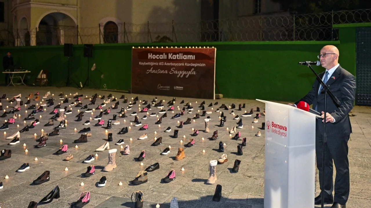 Hocalı'da katledilenler Bornova’da anıldı... 613 kişiyi temsilen 613 çift siyah ayakkabı