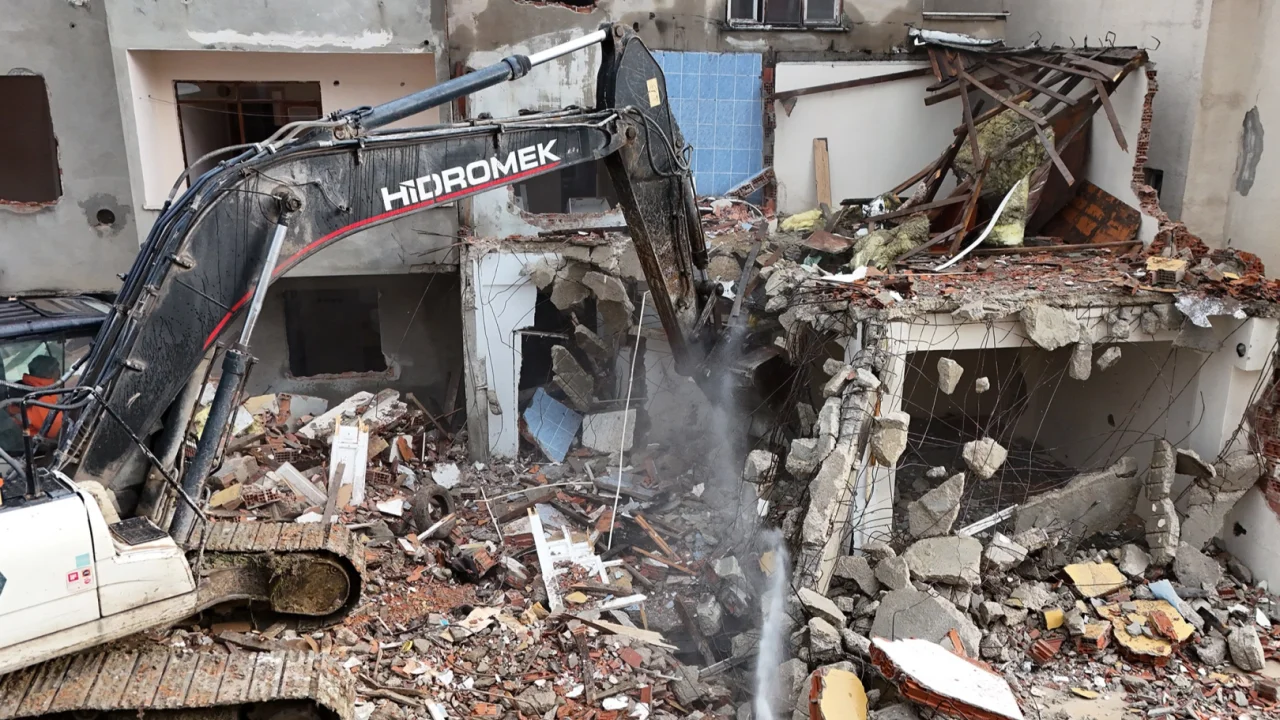 İstanbul Büyükçekmece'de deprem riski taşıyan 23 yapı yıkıldı