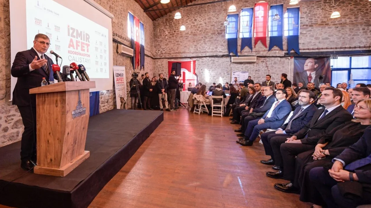 İzmir'de ​Başkan Tugay “Afet Koordinasyon Çalıştayı”nın açılışını yaptı