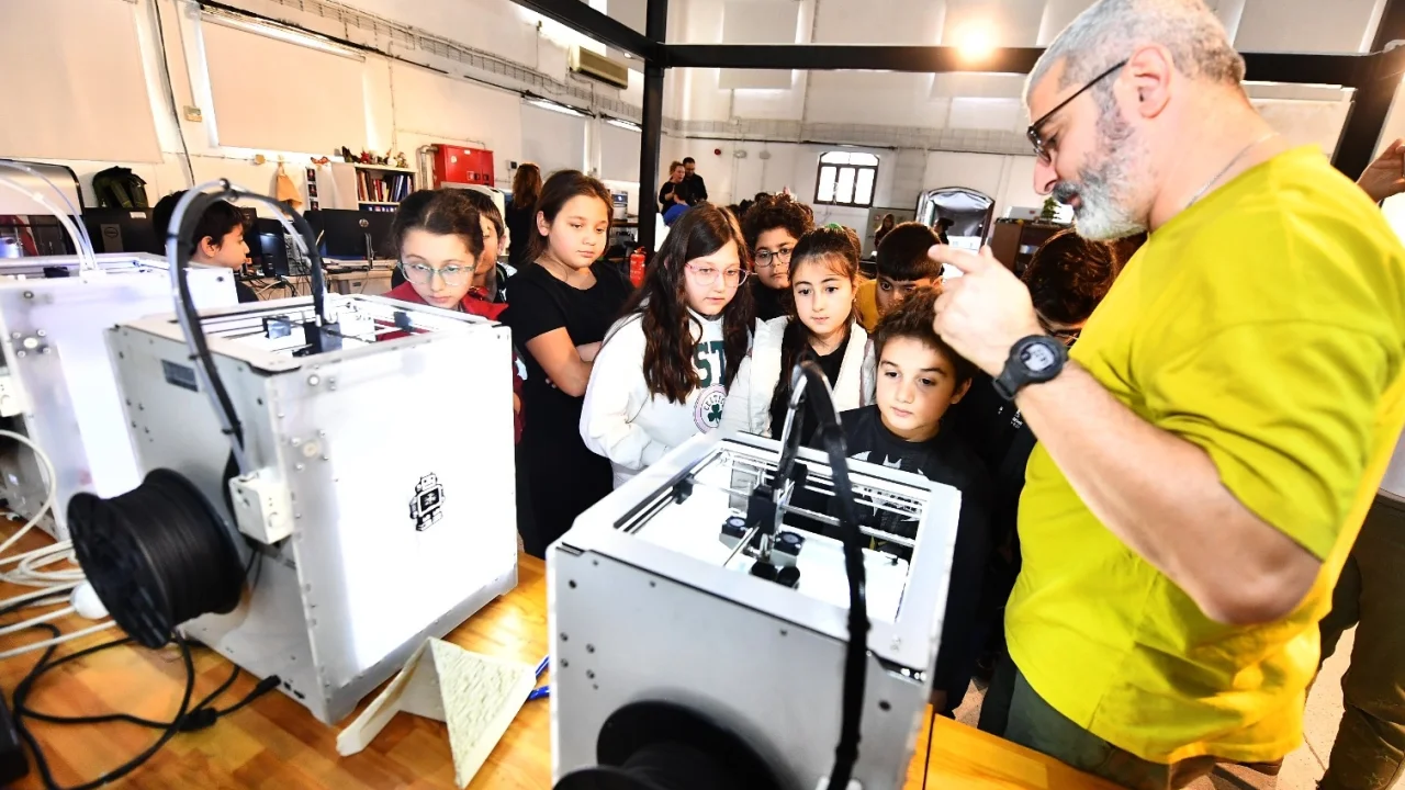 İzmir'de geleceğin fikir temelleri FabrikaLab'da atıldı