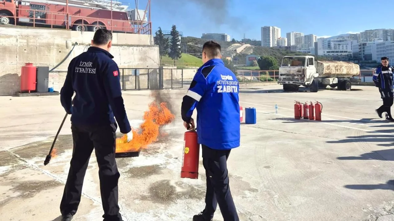 İzmir İtfaiyesi’nden zabıta personeline yangın güvenliği eğitimi