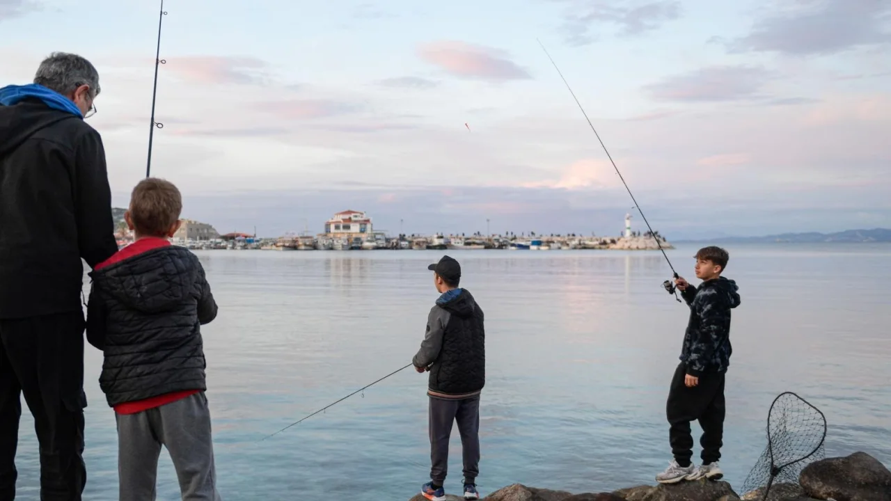 İzmir Mordoğan'da balık avı heyecanı