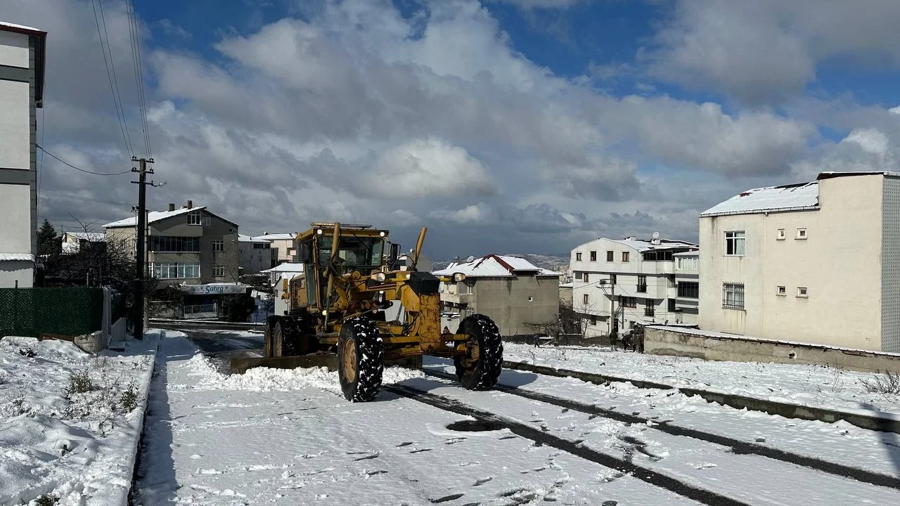 Kocaeli Çayırova’da ekipler kar teyakkuzunda