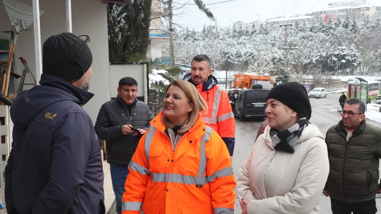 Kocaeli İzmit'te karla mücadeleye esnaftan tam not