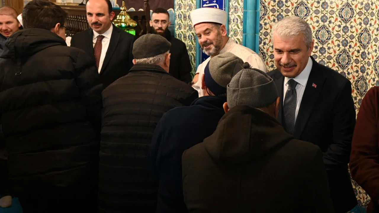 Konya'da Vali Akın ve Başkan Altay kandil bereketine ortak oldu