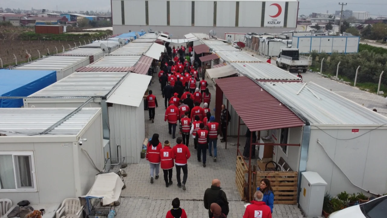 Onlar her koşulda insanlığa dokunuyor... Kızılay bu yıl da afetzedelerin yanında