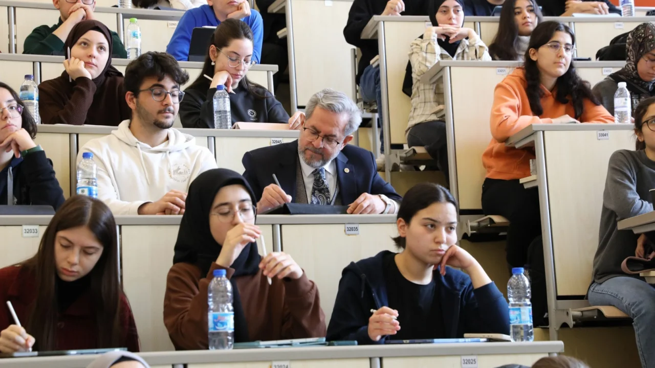 Rektör Ünüvar, tıp öğrencileri ile aynı sırada!