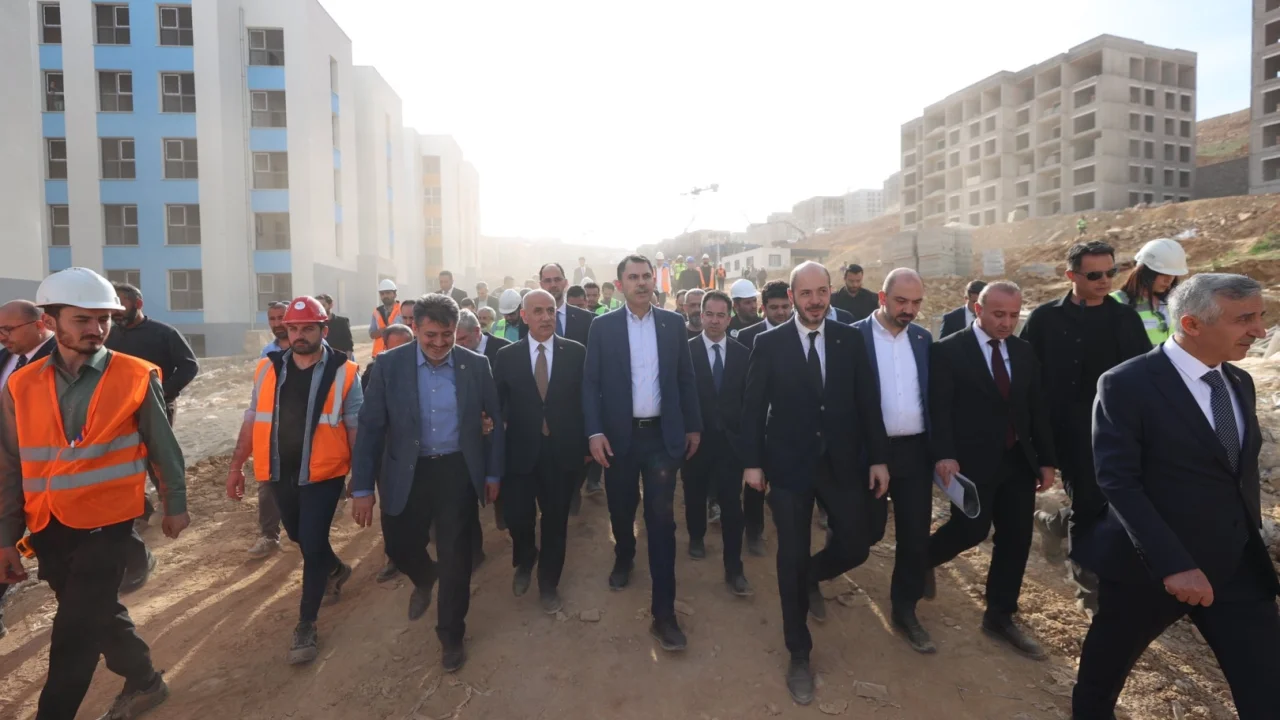 Bakan Kurum Kahramanmaraş'ta afet konutlarını inceledi