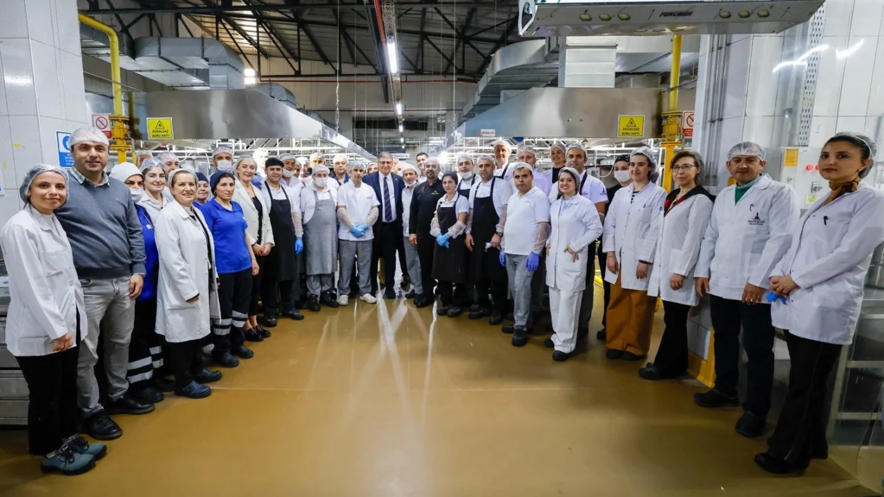 Başkan Tugay aşevinde yemek hazırlığına katıldı