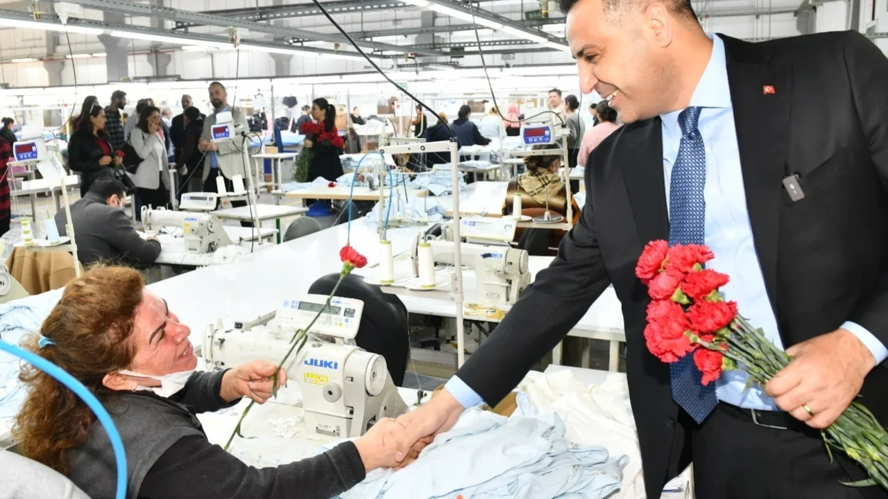 Başkan Yıldız emekçi kadınlara kırmızı karanfil dağıttı