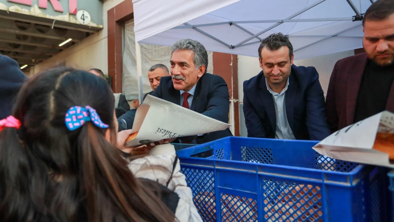 Bursa Gemlik'te iftarlık pideler belediyeden